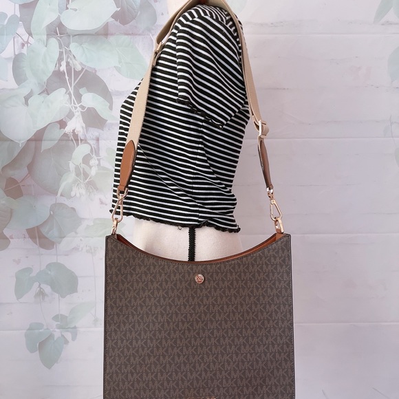 Michael Kors Briley Large Messenger - Picture 7 of 7